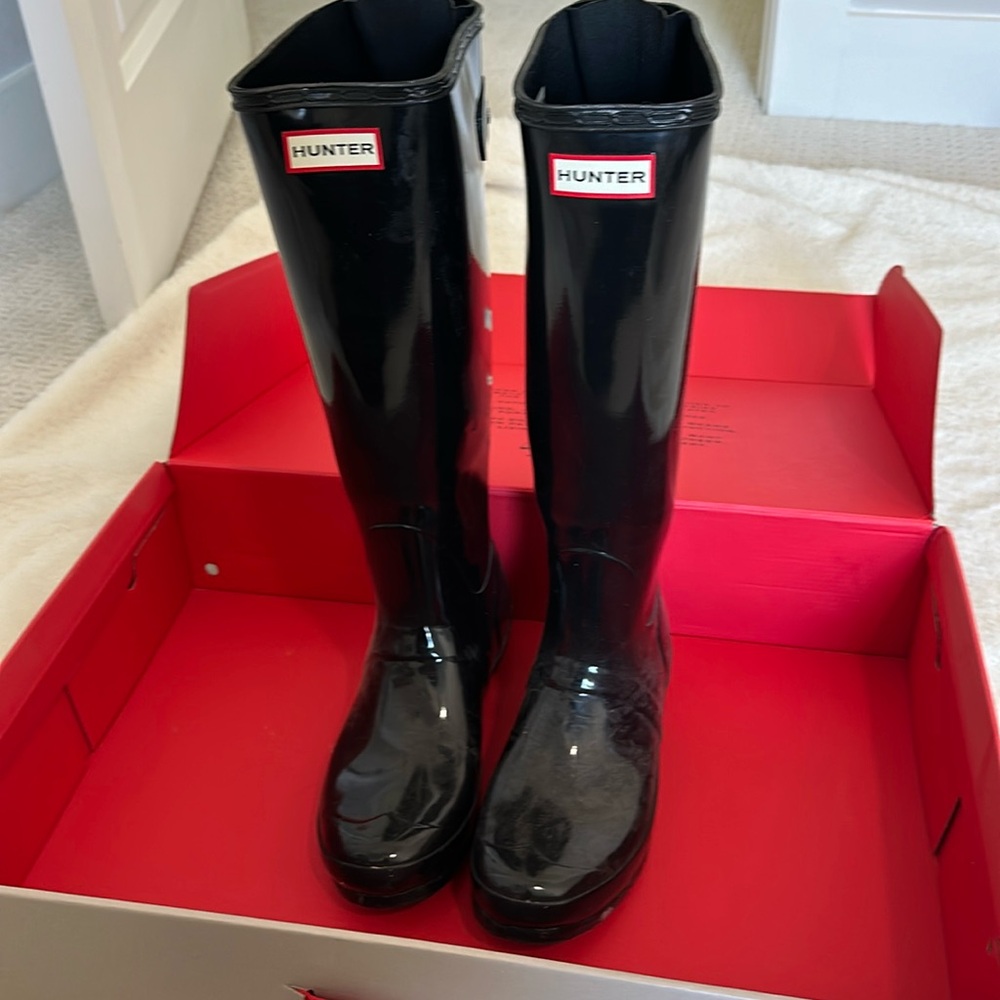 Great condition black Hunter rain boots still in the box